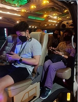รถตู้ VIP เดินทางเป็นหมู่คณะ