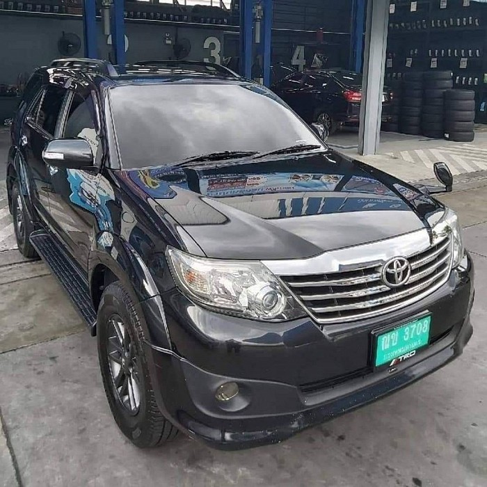 Toyota Fortuner พร้อมคนขับ เริ่มต้นที่วันละ  2,500 บาท ไม่รวมน้ำมัน