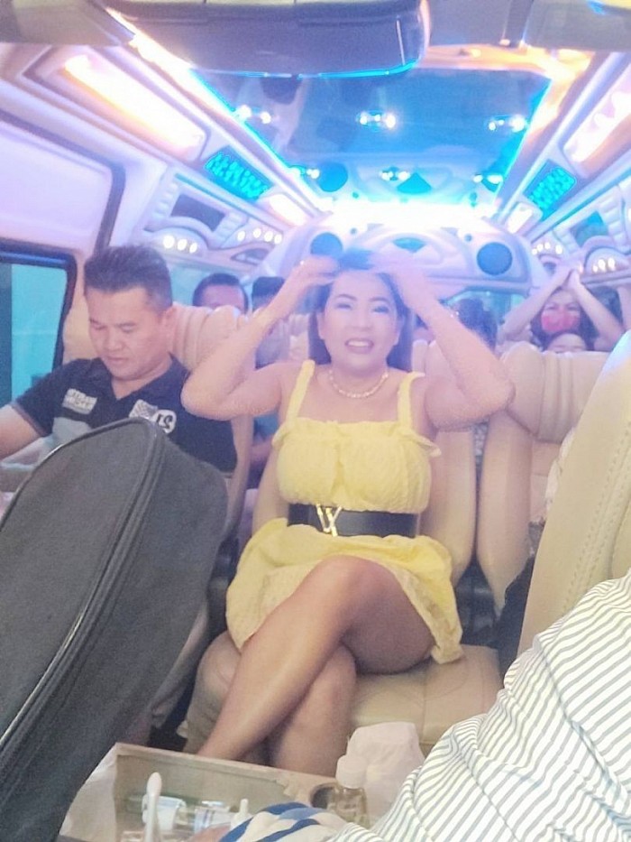 รถตู้ VIP Commuter วีไอพี เริ่มต้นที่วันละ 2,200 บาทไม่รวมเชื้อเพลิง จองได้เลย24ชั่วโมง โทร 065-2695583 คุณวัน