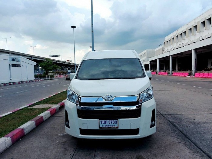 เช่ารถพร้อมคนขับ กับเราได้ 24 ชั่วโมง รถ New Toyota Commuter