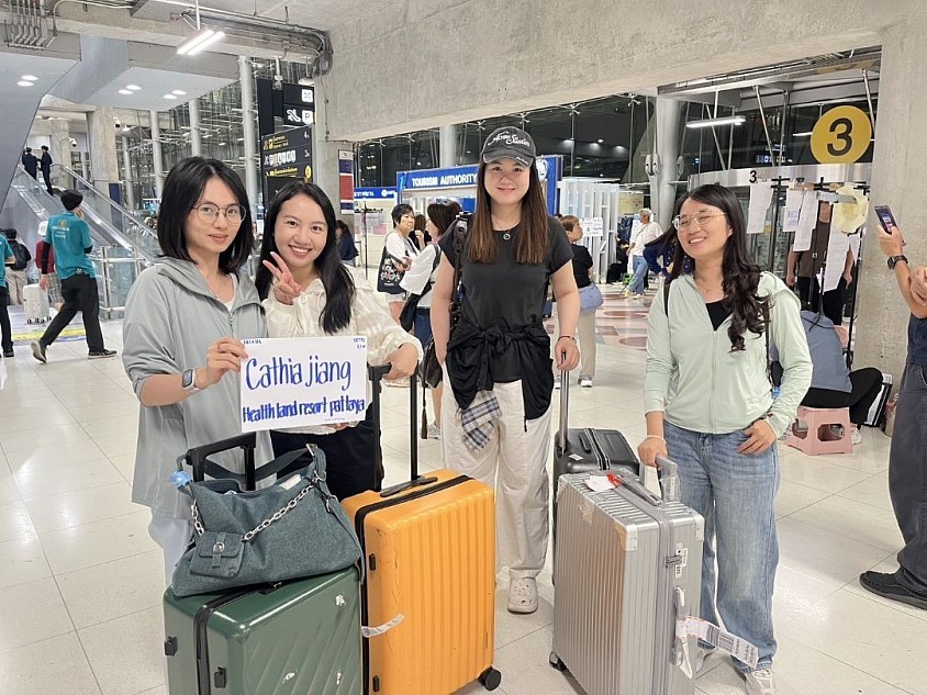 Book a taxi airport transfer  Call +66652695583 Phutawan Add Line https://line.me/ti/p/Q4F-zBaVlu